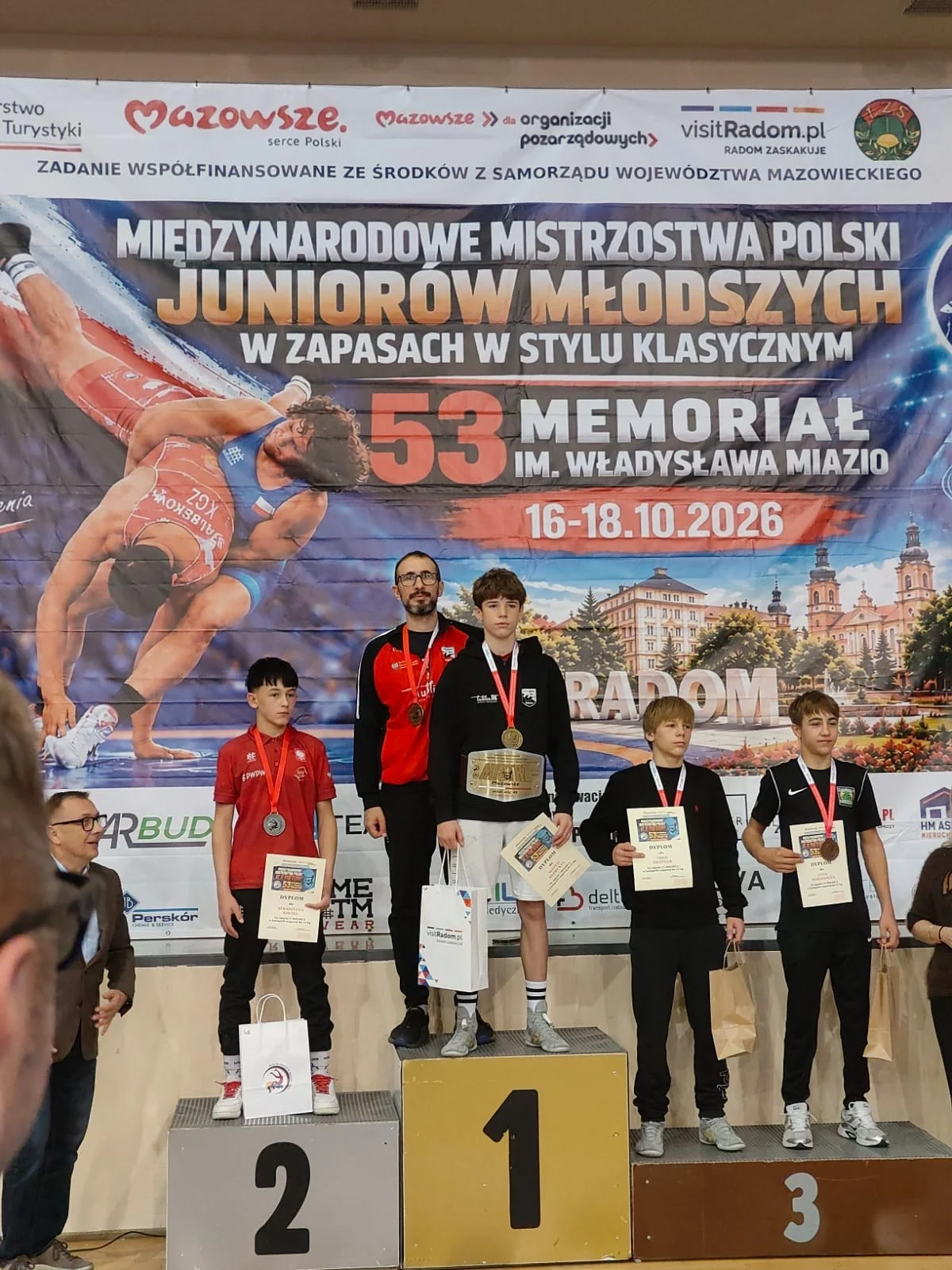 Uczniowie na podium podczas ceremonii wręczenia nagród na mistrzostwach w zapasach
